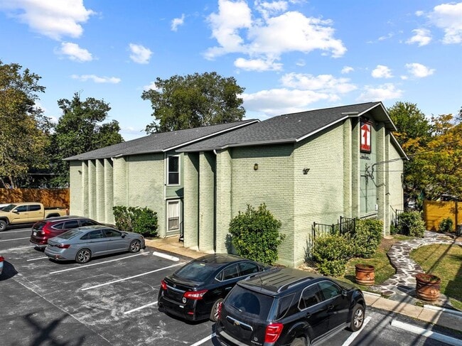 Building Photo - 2708 S 1st St Unit 106