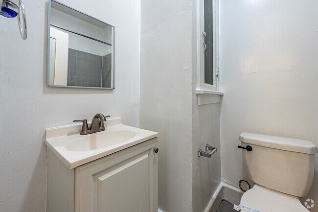 Studio, 1BA - 370SF - Bathroom
