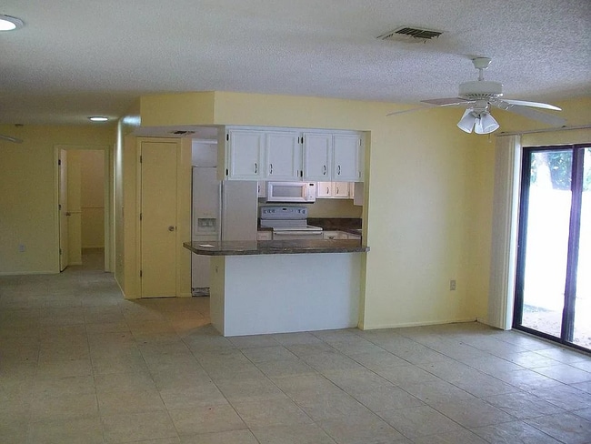 Photo - 4/2 Home conveniently located in Sarasota near Beaches, Jungle Gardens, Airport & Downtown!