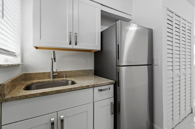 968 W 9th St Unit B2