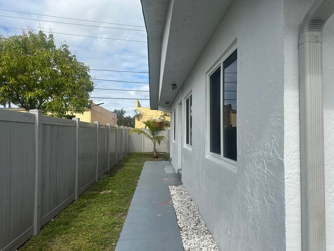 Photo - 6109 SW 30th St Unidad Miramar #4