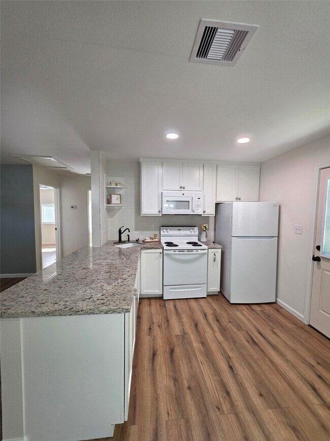 Building Photo - 5422 Pine Ave