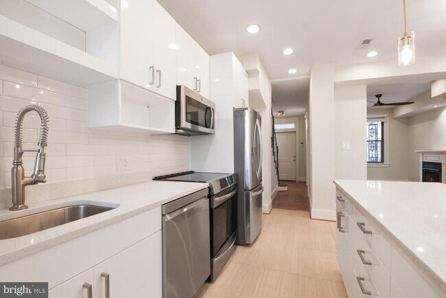 Photo - 728 Ingraham St NW