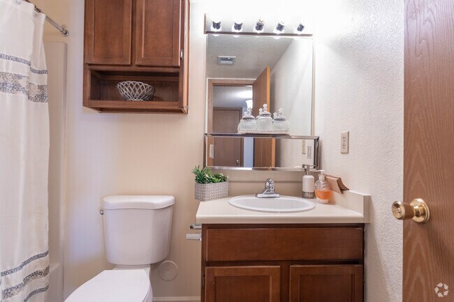 2BR, 2BA - 908 SF