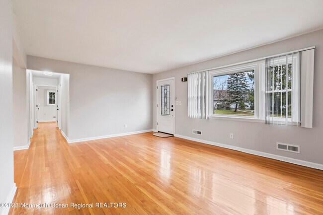 Photo - 2 Thompson Ln