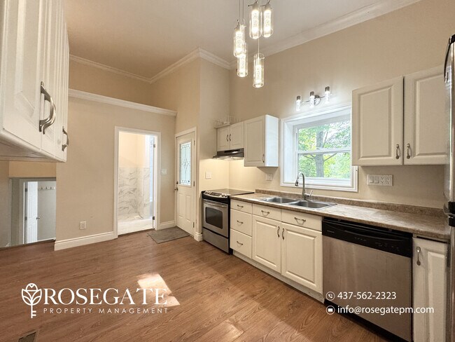 Photo - Spacious 2-Bedroom Main Level Apartment with Backyard & 2 Parking Spaces – Mississauga Unit B