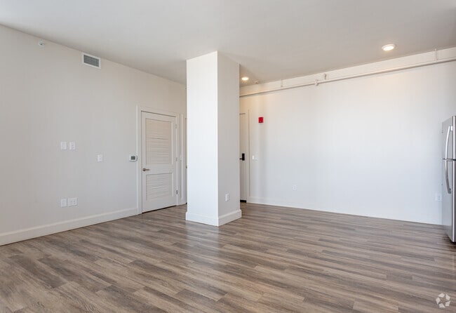 1BR, 1BA - 797SF