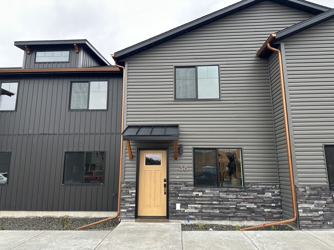 Building Photo - 3780 Philbin Rd