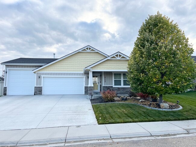 Building Photo - Silver Lining