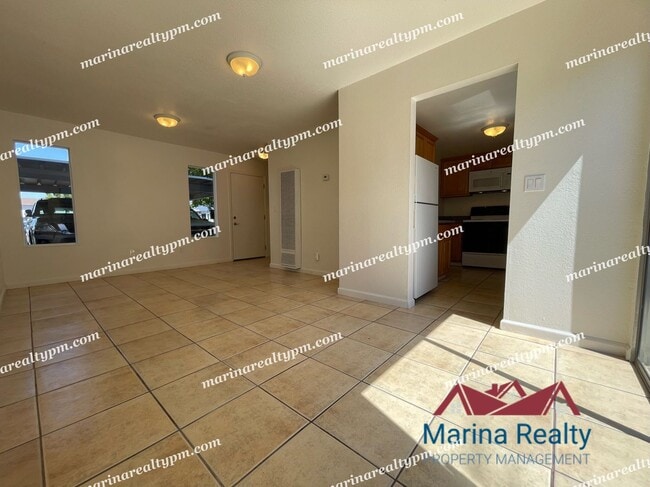 Building Photo - Community Pool, Clubhouse & Picnic Area! Townhouse 2 Bedroom 1.5 Bath