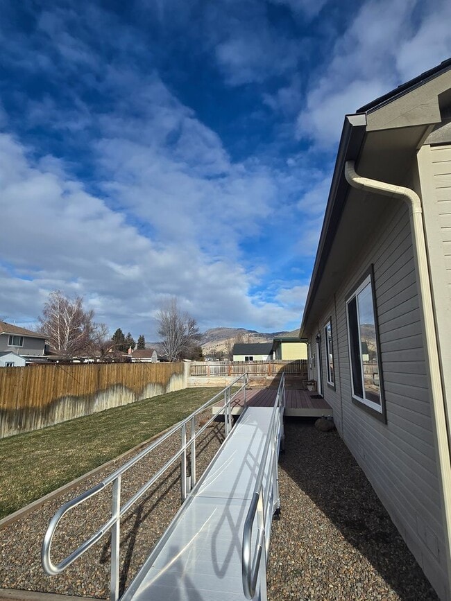 Photo - 1920 square foot single family home has 4 bedrooms and 2.0 bathrooms.