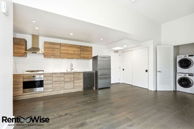 Photo - 1075 Market St