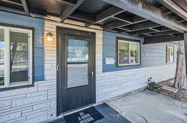 Photo - 1296 Vaughn St