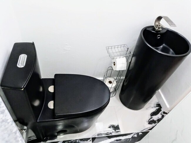 Photo - 1328 E Clarendon Ave House