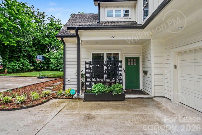 Photo - 221 S Gardner Ave