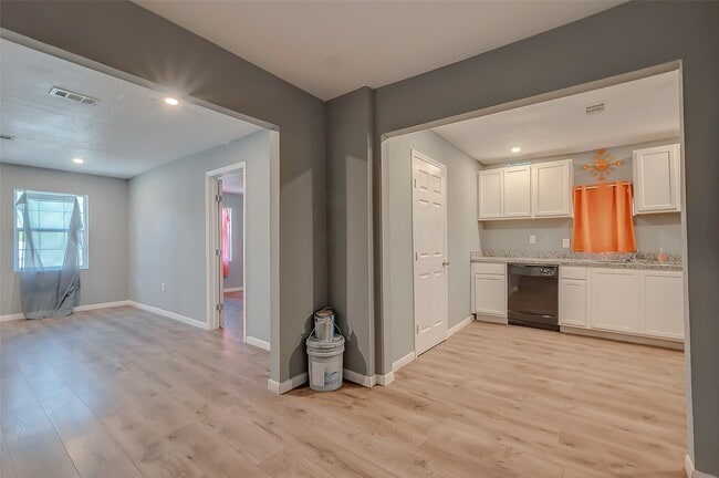 Building Photo - 6823 Goforth St
