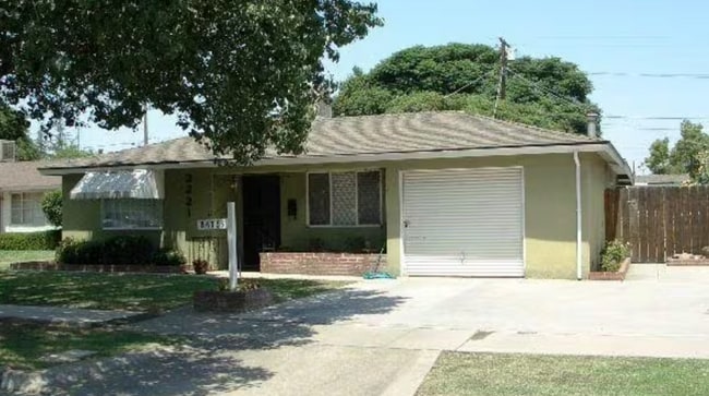 Building Photo - 3 Bed · 1 Bath · Huge Yard · Great Central...