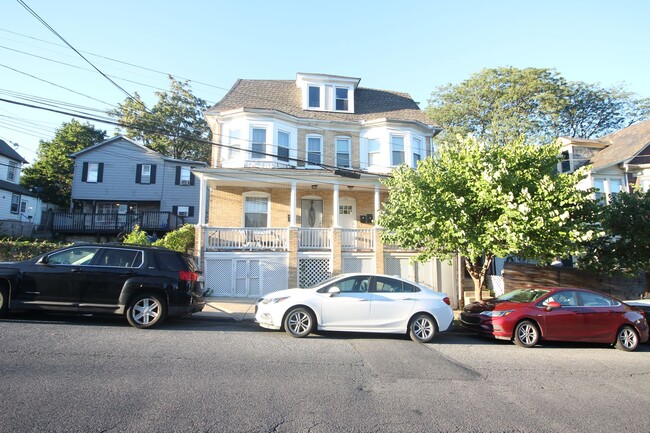 Building Photo - 713 Spring Garden St Unit 2