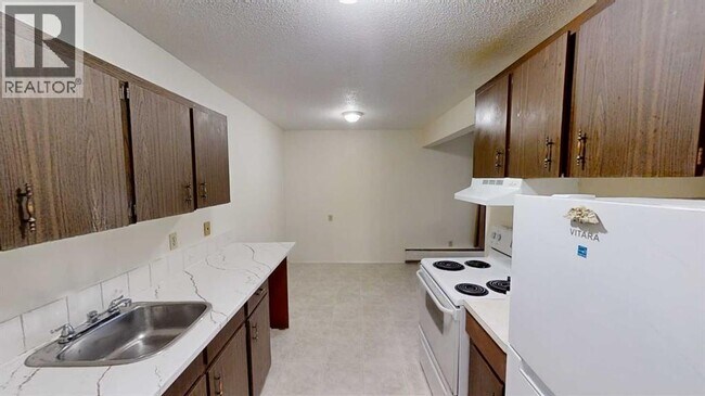 Photo - 10222-10105 105 Ave