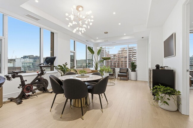 Building Photo - 455-455 Wellington St W