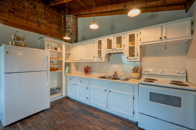 Photo - 1279 Enfield St