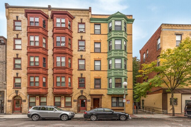 Building Photo - Two Bed Near Northeastern - No Fee