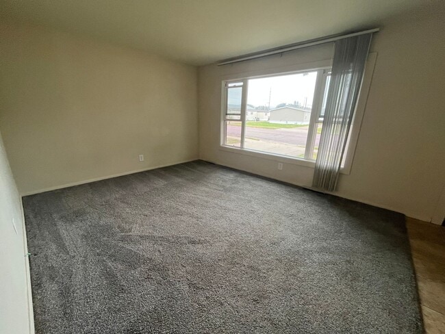 Photo - 3 Bed/1 Bath with Bonus Room and Fully Fenced in Yard!