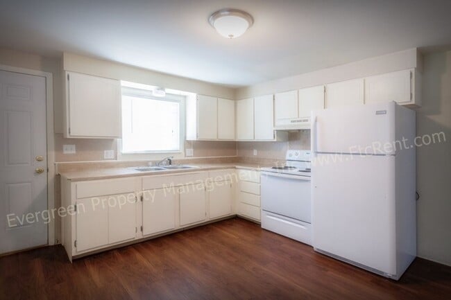 Building Photo - 3006 Sunset Dr Unit 2