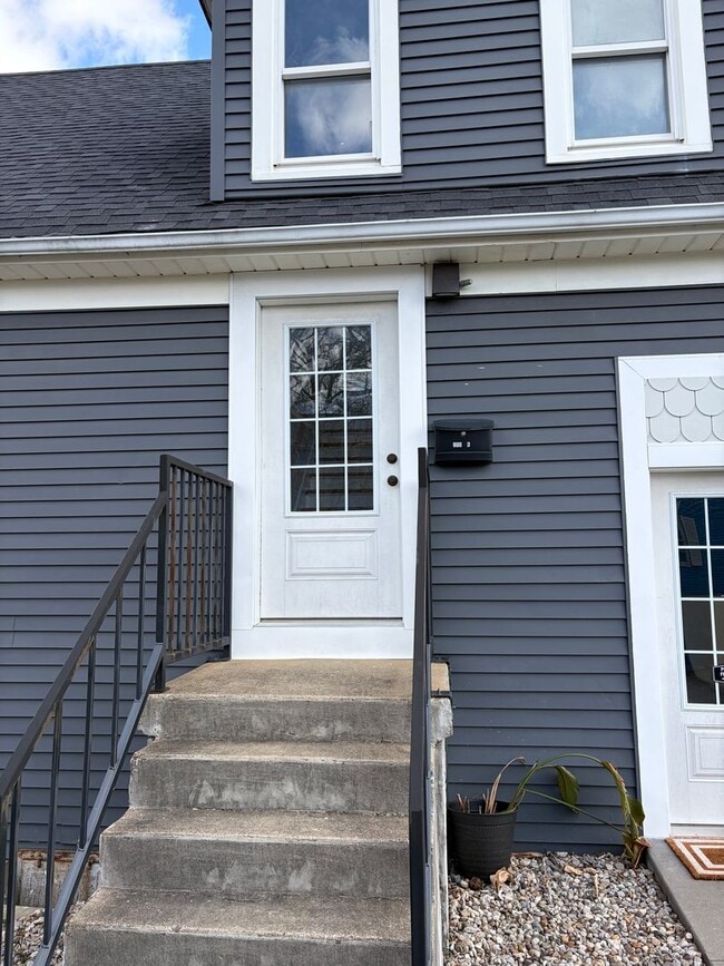 Building Photo - Cozy 1 Bed,1 Bath partially furnished apartment located in The Heart Of Elizabethtown! Unit 209-B N. MULBERRY