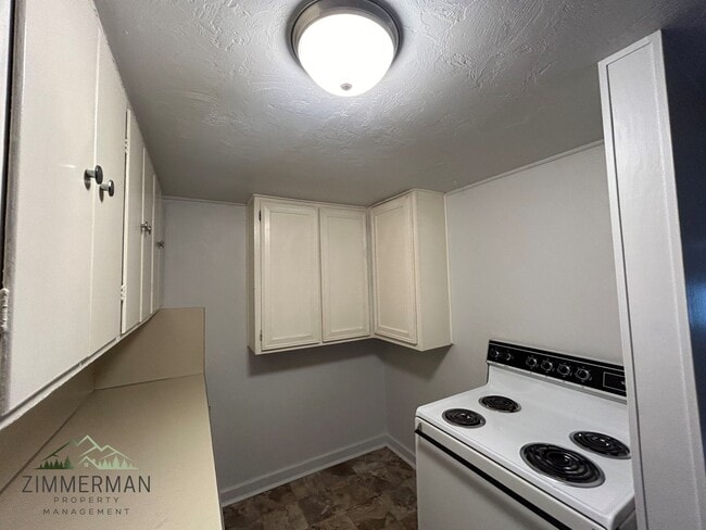 Photo - Newberry Unit 2421 1/2 Kincaid