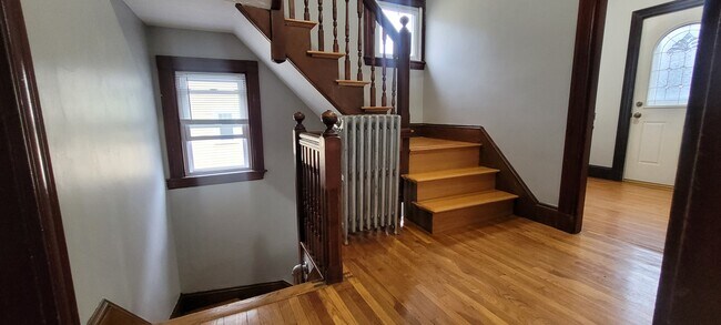 Building Photo - 116 Lonsdale St Unit 2 Rental