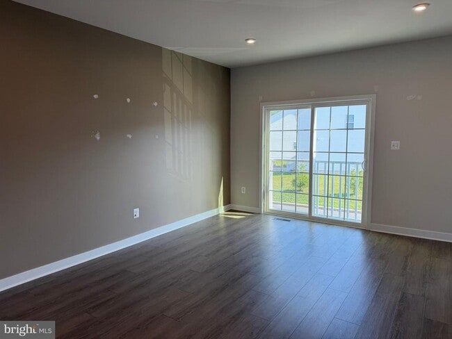 Photo - 927 Ericcson Ln