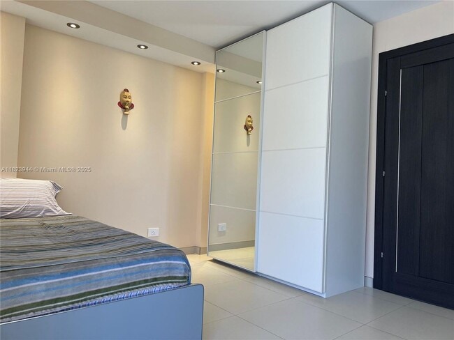 Photo - 251 174th St