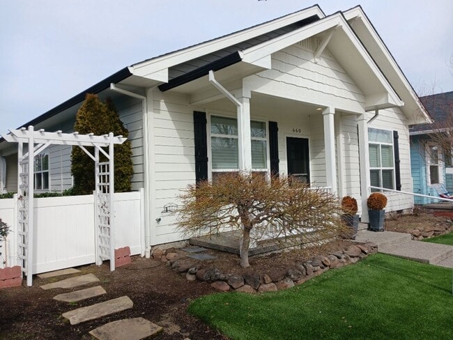 Photo - Charming 2 Bedroom, 2 Bathroom Cottage in Central Point