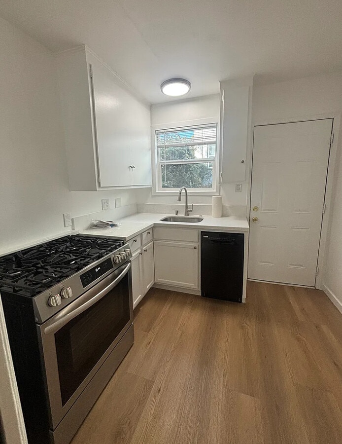 Photo - 13207-13213 Oxnard St