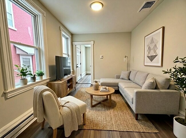 Building Photo - 320 S Ann St Unit Apt 1