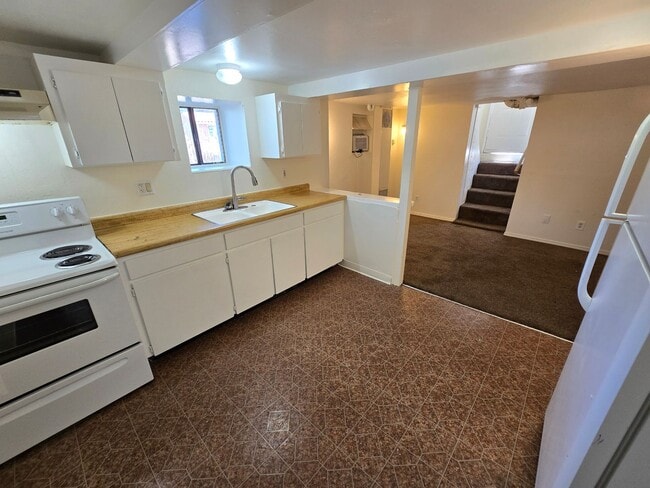 Building Photo - 418 Field St Unit #B