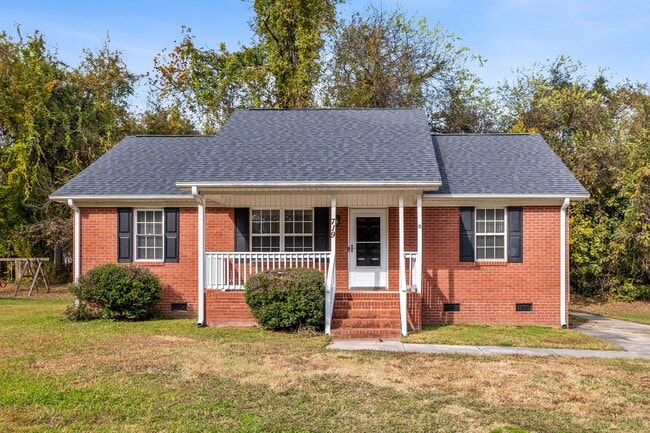 Building Photo - SW - Like New Home! Newer SS Appliances & Cabinets, Ceiling Fans, Blinds, Front Porch and Deck. M...