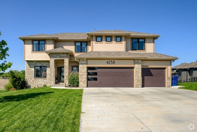 Building Photo - Spacious & Stylish 6-Bedroom Home in North...