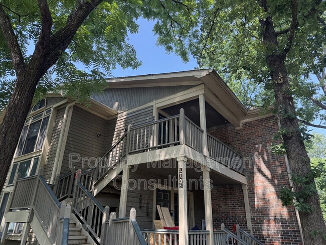 Building Photo - 2083 Woodlawn Dr SW