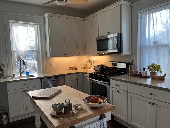 Building Photo - 2555 Emerson Ave S Unit 2