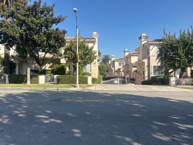 Building Photo - Cozy 2-bedroom Suites Condo in the most de... Unit A