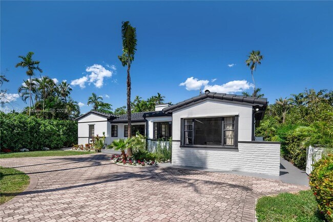 Photo - 118 E 3rd Ct