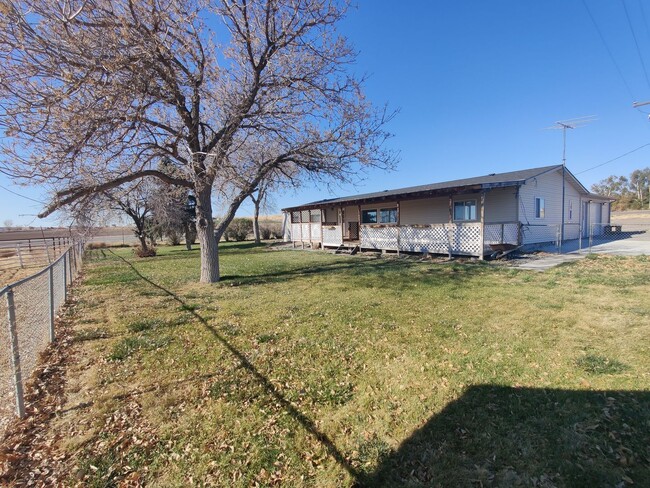 4 BD / 2 BA Family Home in Hammett, ID! - 4 BD / 2 BA Family Home in Hammett, ID!