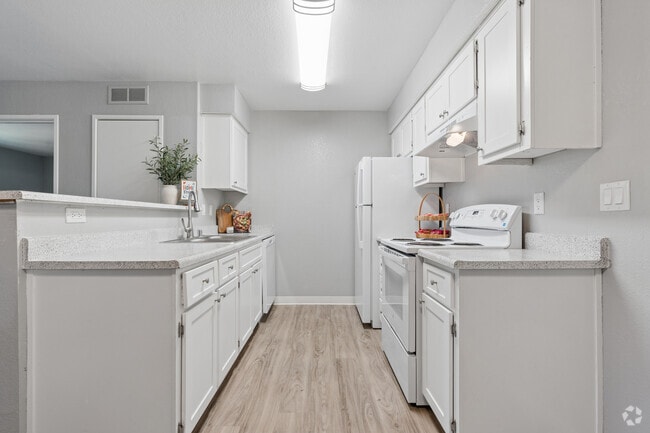 2BR, 2BA - 927SF - Kitchen