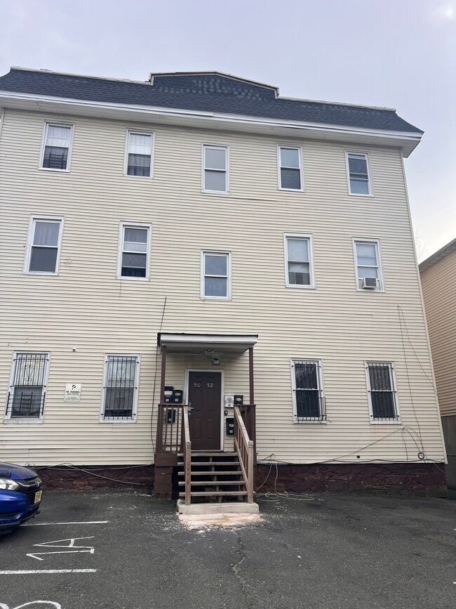 Building Photo - 50 Dewey St Unit 3r