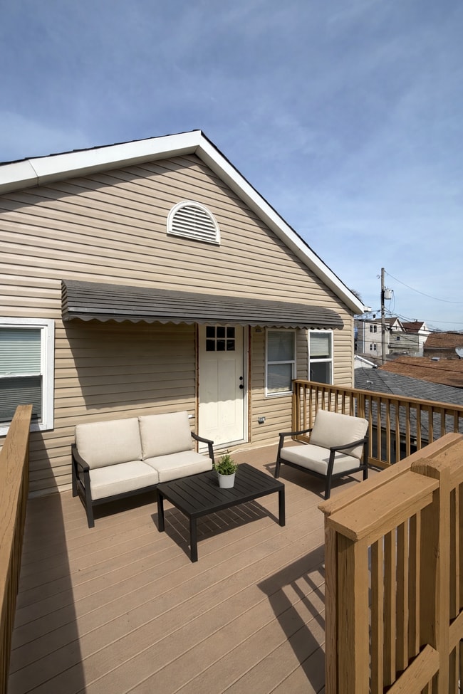 Building Photo - 2744 W 38th Pl Unit Coach House