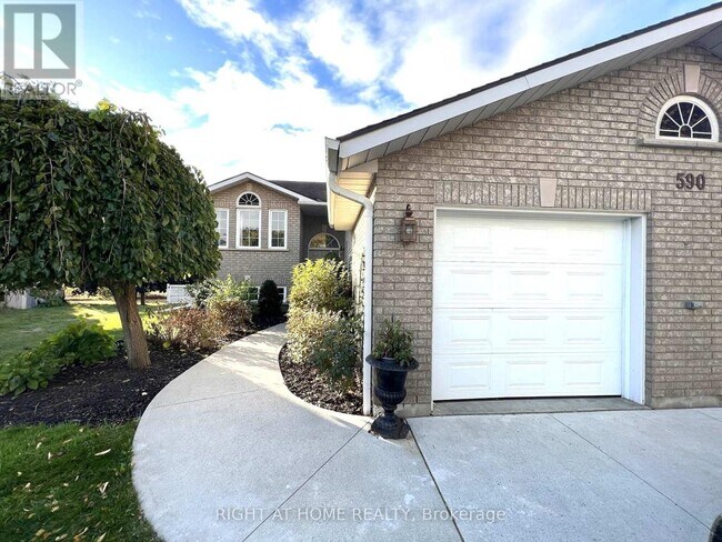 Photo - 590 Arbour Crescent