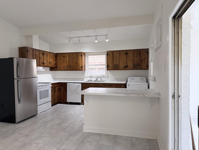 Photo - 5136 Warfield Dr