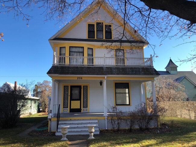 Building Photo - Charming 3 bed 1 bath + sitting room
